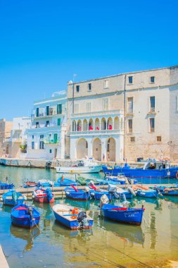 Monopoli 'nin eski limanı Bari, Apulia bölgesi, güney İtalya. Monopoli marinasında tekneler.