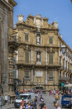 Resmi olarak Piazza Vigliena olarak bilinen Quattro Canti, İtalya 'nın güneyindeki Sicilya, Palermo' da bir Barok meydanıdır..