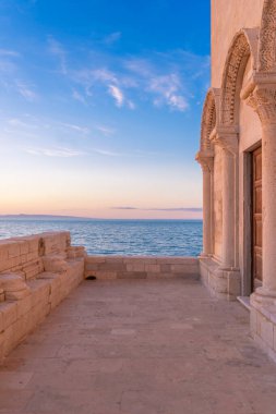 Günbatımında Trani Katedrali, Puglia İkonik Roma binası Adriyatik Denizi 'ne günbatımında, sakin ve mistik atmosferde yansıdı.