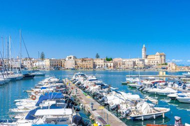Trani 'deki Basilica Cattedrale San Nicola Pellegrino manzarası. Güney İtalya. Apulia.
