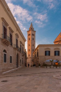 Trani 'deki San Nicola Pellegrino' nun güzel Roma Katedrali Bazilikası 'nın gün batımı manzarası