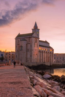 Trani 'deki San Nicola Pellegrino' nun güzel Roma Katedrali Bazilikası 'nın gün batımı manzarası
