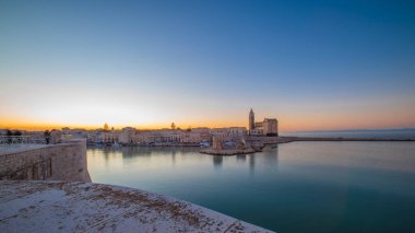 Trani 'deki San Nicola Pellegrino' nun güzel Roma Katedrali 'nin günbatımı manzarası.