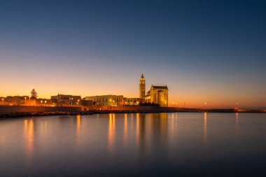 Trani 'deki San Nicola Pellegrino' nun güzel Roma Katedrali 'nin günbatımı manzarası.