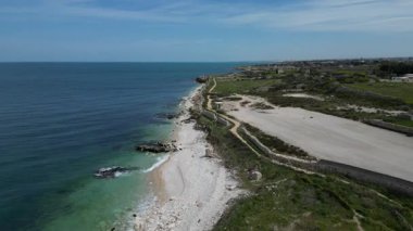 İtalya 'da yüzücüleri olmayan bir kumsalın insansız hava aracı ile yukarıdan görünüşü.