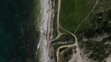 İtalya 'da yüzücüleri olmayan bir kumsalın insansız hava aracı ile yukarıdan görünüşü.
