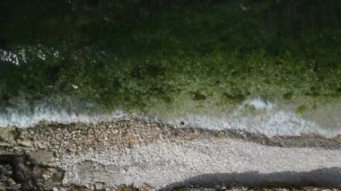 İtalya 'da yüzücüleri olmayan bir kumsalın insansız hava aracı ile yukarıdan görünüşü.