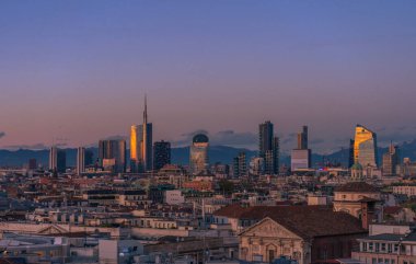 Porta Nuova ve Porta Garibaldi iş bölgeleri ile Milano şehri panoraması. Milan Katedrali 'nden görüntü.
