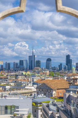 Porta Nuova ve Porta Garibaldi iş bölgeleri ile Milano şehri panoraması. Milan Katedrali 'nden görüntü.