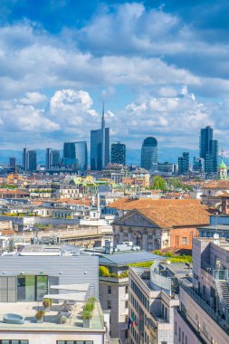Porta Nuova ve Porta Garibaldi iş bölgeleri ile Milano şehri panoraması. Milan Katedrali 'nden görüntü.
