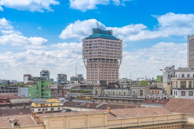 Velasca Kulesi (Torre Velasca) manzarası, Milan, İtalya. Milano Panoraması, mavi gökyüzünün altındaki binalar. Milan yaz gününde ufuk çizgisi. Arkaplan için Milano şehrinin şehir manzarası.