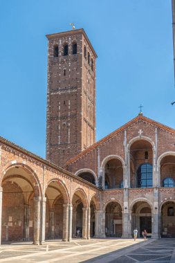 Gündüz Sant 'Ambrogio Bazilikası, Milano' nun kalbinde bir Roma başyapıtı (Lombardy), İtalya