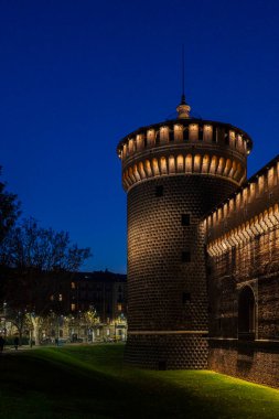 Sforza Kalesi (Castello Sforzesco) gece Milano, İtalya 'da. Şato 15. yüzyılda Milano Dükü Sforza tarafından inşa edilmiştir..