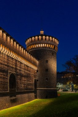 Sforza Kalesi (Castello Sforzesco) gece Milano, İtalya 'da. Şato 15. yüzyılda Milano Dükü Sforza tarafından inşa edilmiştir..