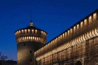 Sforza Kalesi (Castello Sforzesco) gece Milano, İtalya 'da. Şato 15. yüzyılda Milano Dükü Sforza tarafından inşa edilmiştir..