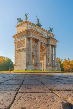 Milano 'daki Arco della Pace. Altın sabah ışığı, mavi sonbahar gökyüzü.