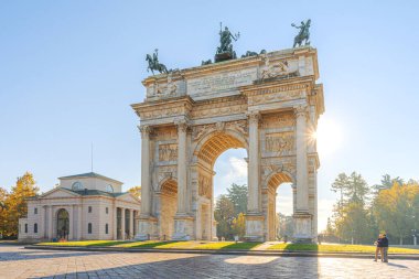 Milano 'daki Arco della Pace. Altın sabah ışığı, mavi sonbahar gökyüzü.