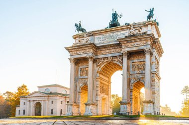 Milano 'daki Arco della Pace. Altın sabah ışığı, mavi sonbahar gökyüzü.