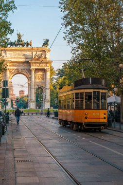 İtalya 'da Parco Sempione yakınlarında eski turuncu tramvayı olan Milan caddesi. (Lombardia, İtalya)
