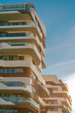 Şehir Hayatı 'ndaki Hadid Konutları Milano' da güneşli bir günde şehir parkı, yürüyen insanlar, Lombardiya 'daki modern lüks mimari