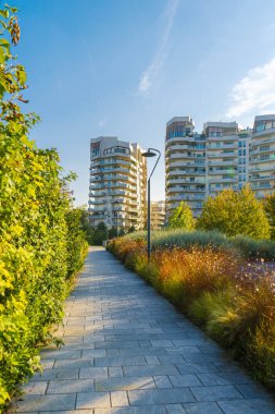 Şehir Hayatı Milano 'da Libeskind Konutları güneşli bir günde şehir parkı ve insanlar yürüyor, Lombardiya' da modern lüks mimari