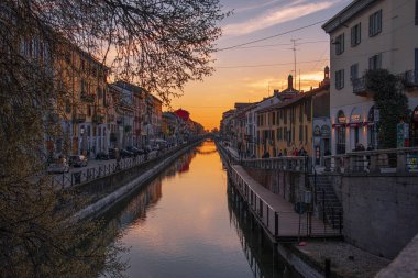 Milano 'da Naviglio Grande' de turuncu gün batımı. (Lombardia, İtalya)