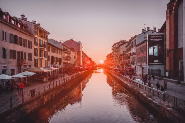 Milano 'da Naviglio Grande' de turuncu gün batımı. (Lombardia, İtalya)