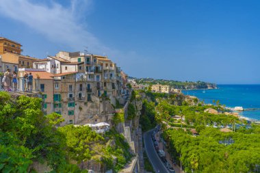 Belvedere Piazza del Cannone 'dan Tropea şehri manzarası.