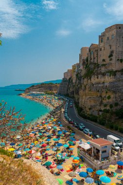 Tropea kasabası ve Mabet 'ten Spiaggia della Rotonda plajı manzaralı..