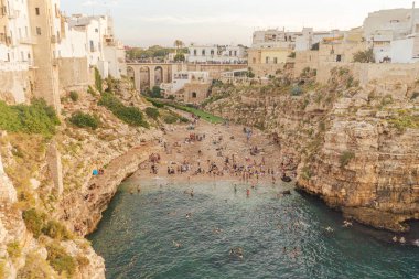 Lama Monachile Körfezi Polignano 'da gün batımı manzaralı Puglia Mare' de..