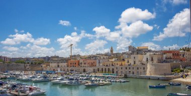 Puglia 'daki Bisceglie deniz manzarası.