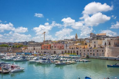 Puglia 'daki Bisceglie deniz manzarası.