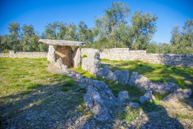 Dolmen Della Chianca, Bisceglie 'de (İtalya) tarih öncesi bir bina.)