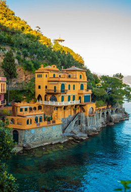 İtalya, Portofino şehri. Muhteşem bir yaz tatili yeri, Akdeniz 'de lüks bir liman evi, muhteşem manzaralı, güzel körfez üzerinde, Portofino, Liguria, İtalya, Avrupa.