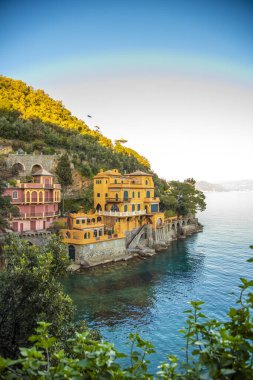 İtalya, Portofino şehri. Muhteşem bir yaz tatili yeri, Akdeniz 'de lüks bir liman evi, muhteşem manzaralı, güzel körfez üzerinde, Portofino, Liguria, İtalya, Avrupa.