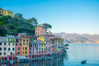 Portofino limanının panoramik manzarası, Ligurian Sahili.