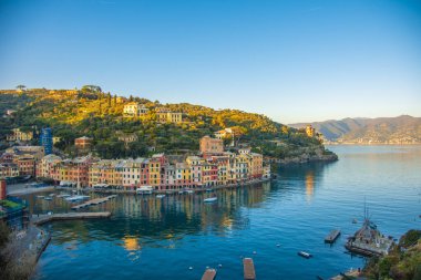 Portofino limanının panoramik manzarası, Ligurian Sahili.