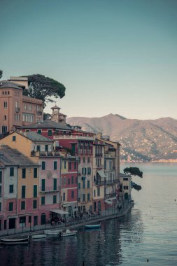 Portofino limanının panoramik manzarası, Ligurian Sahili.