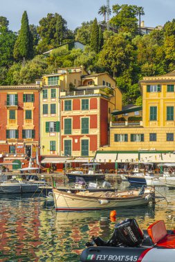 Portofino limanının panoramik manzarası, Ligurian Sahili.