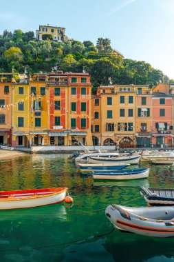 Portofino limanının panoramik manzarası, Ligurian Sahili.