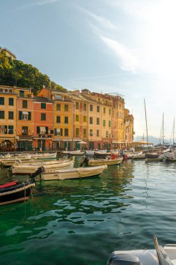 Portofino limanının panoramik manzarası, Ligurian Sahili.