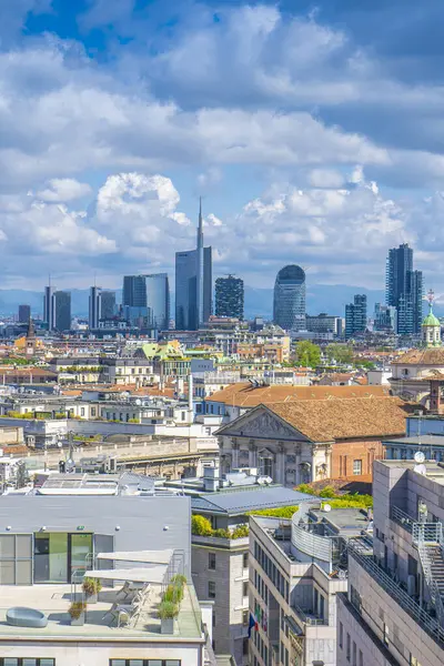 Porta Nuova ve Porta Garibaldi iş bölgeleri ile Milano şehri panoraması. Milan Katedrali 'nden görüntü.