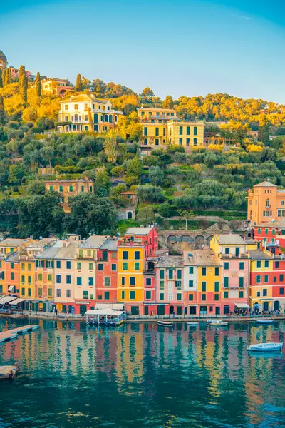 Portofino limanının panoramik manzarası, Ligurian Sahili.