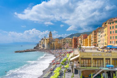 Doğal Akdeniz riviera sahil. Panoramik Camogli şehir Liguria, İtalya. Bazilika Santa Maria Assunta ve renkli saraylar.