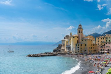 Doğal Akdeniz riviera sahil. Panoramik Camogli şehir Liguria, İtalya. Bazilika Santa Maria Assunta ve renkli saraylar.