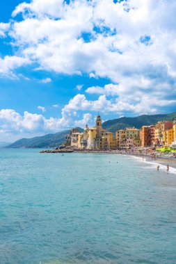 Doğal Akdeniz riviera sahil. Panoramik Camogli şehir Liguria, İtalya. Bazilika Santa Maria Assunta ve renkli saraylar.