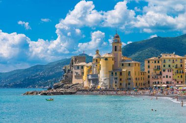 Doğal Akdeniz riviera sahil. Panoramik Camogli şehir Liguria, İtalya. Bazilika Santa Maria Assunta ve renkli saraylar.
