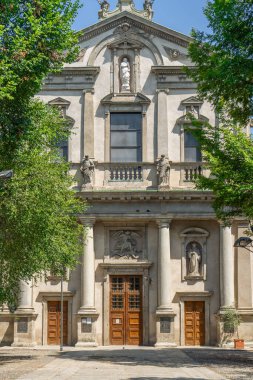 Milano 'daki Santa Maria degli Angeli (SantAngelo) Kilisesi, parlak bir yaz gününde ağaçlar tarafından çerçevelenmiş, Lombardy, İtalya' dan bir Rönesans başyapıtı.