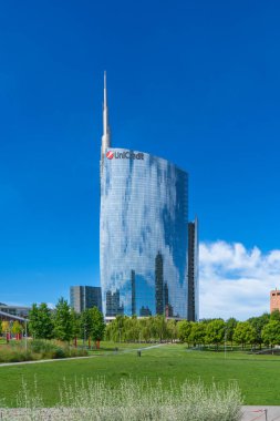 Porta Garibaldi yakınlarındaki Porta Nuova bölgesinde Unicredit gökdelen kulesi.