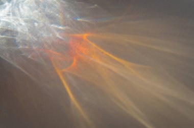 Soyut arkaplan, cam bir nesnenin içinden geçen garip ışık deseni. Seçici odak